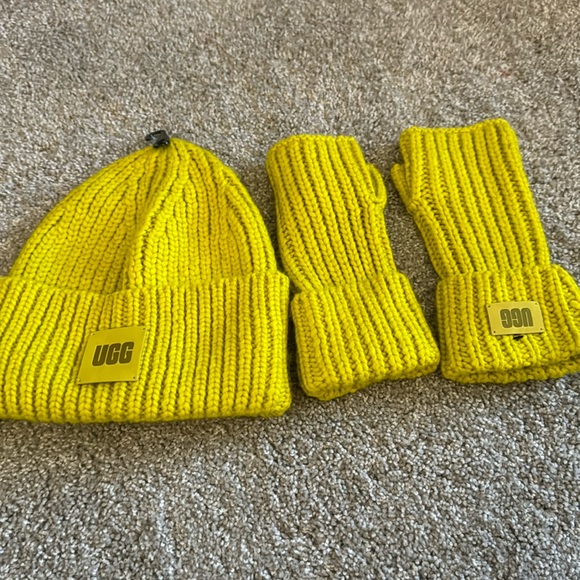 UGG hat and gloves set!! never worn